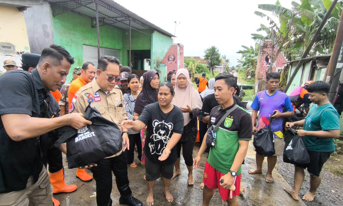 TINJAU: Pj Gubernur Jatim, Adhy Karyono saat meninjau banjir yang melanda wilayah Grati. Selain mengecek langsung, Adhy juga memberikan bantuan.