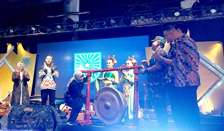 TABUH GONG: Peserta Probolinggo Night Culture Festival 2024 dilepas ditandai dengan penabuhan gong oleh Sekda Kota Probolinggo Ninik Ira Wibawati bersama anggota Forkopimda dan Kepala Disdikbud