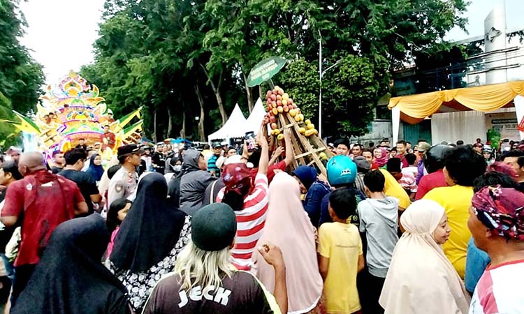 LANGSUNG DISERBU: Beginilah pemandangan saat gunungan dan puluhan kranjang mangga &ldquo;Probolinggo Pesta Mangga&rdquo; diserbu warga yang antusias.