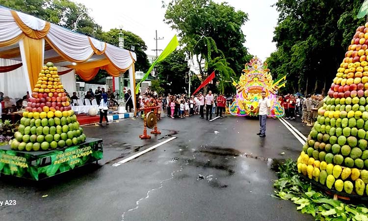 4 TON MANGGA GRATIS: Selain mangga yang disiapkan di puluhan kranjang, inilah tampilan 2 diantara 3 gunungan mangga yang disiapkan pemkot, dalam gelaran &ldquo;Probolinggo Pesta Mangga,&rdquo; Minggu (08/13)