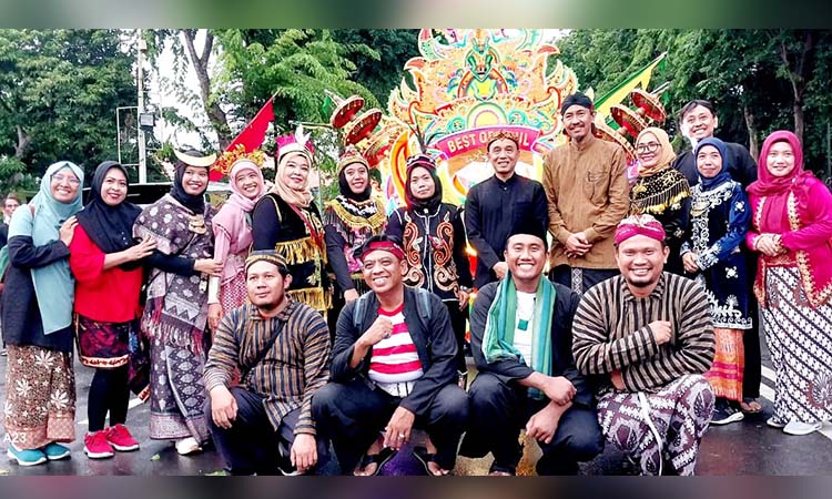 Pj Wali Kota Probolinggo M Taufik berpose bareng pegawai dan panitia.