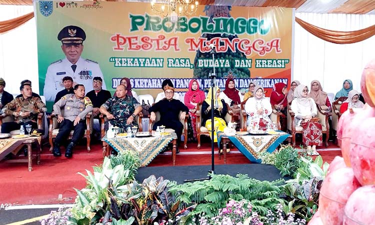 PESTA MANGGA: Pj. Wali Kota M. Taufik Kurniawan ditengah tamu undangan VIP lainnya, seremonial &ldquo;Probolinggo Pesta Mangga&rdquo; ini digelar di depan Halaman Pemkot.
