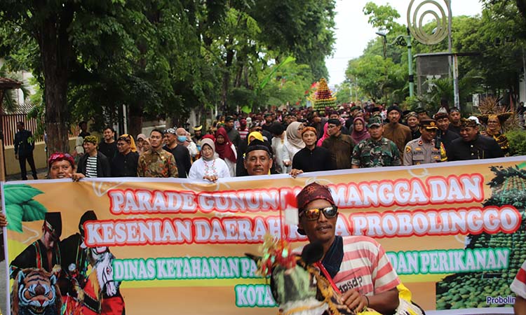 PARADE: Dipimpin Pj. Wali Kota M. Taufik, gunungan buah Mangga dari berbagai jenis diarak dengan iringan kesenian musik Dug-dug, tarian Jaran Bodhag dan patung karapan Sapi.