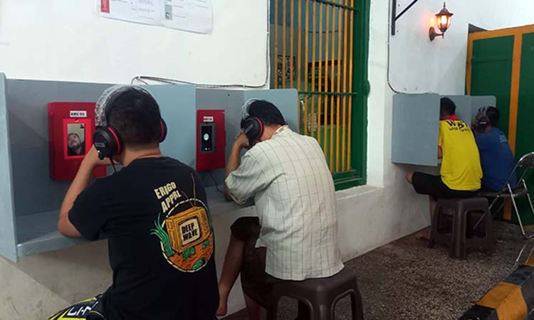 LEPAS RINDU: Sejumlah WBP Lapas Kelas IIB Probolinggo saat menggunakan fasilitas wartelsus di dalam Lapas, (28/11). (Inneke Agustin/ Jawa Pos Radar Bromo)
