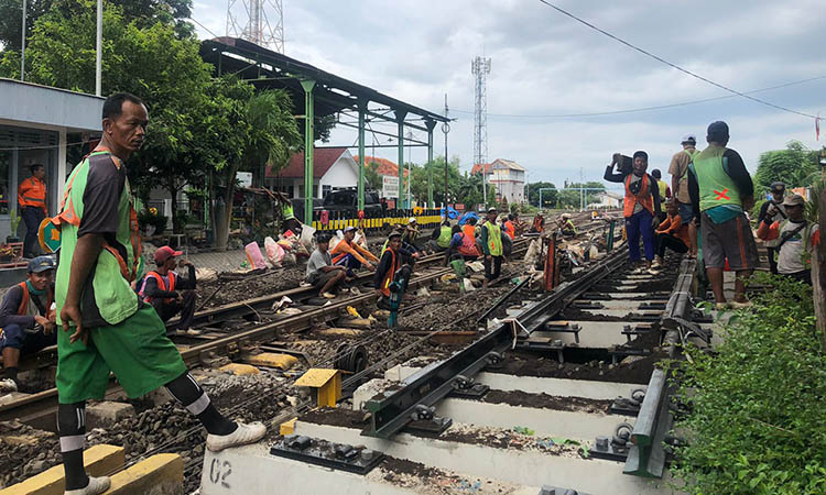 BARU: Sejumlah pekerja mengganti wesel di JPL 194 Stasiun Probolinggo, Senin (9/12).