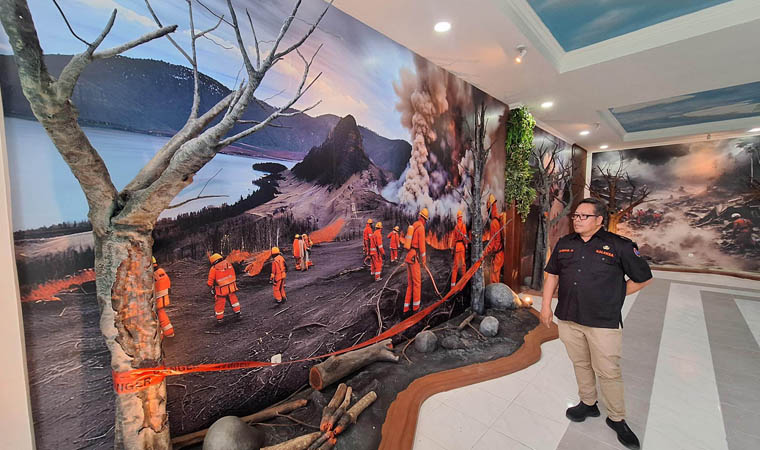 DETAIL: Kalaksa BPBD Kabupaten Pasuruan Sugeng Hariyadi menunjukkan ruang diorama di kantornya.