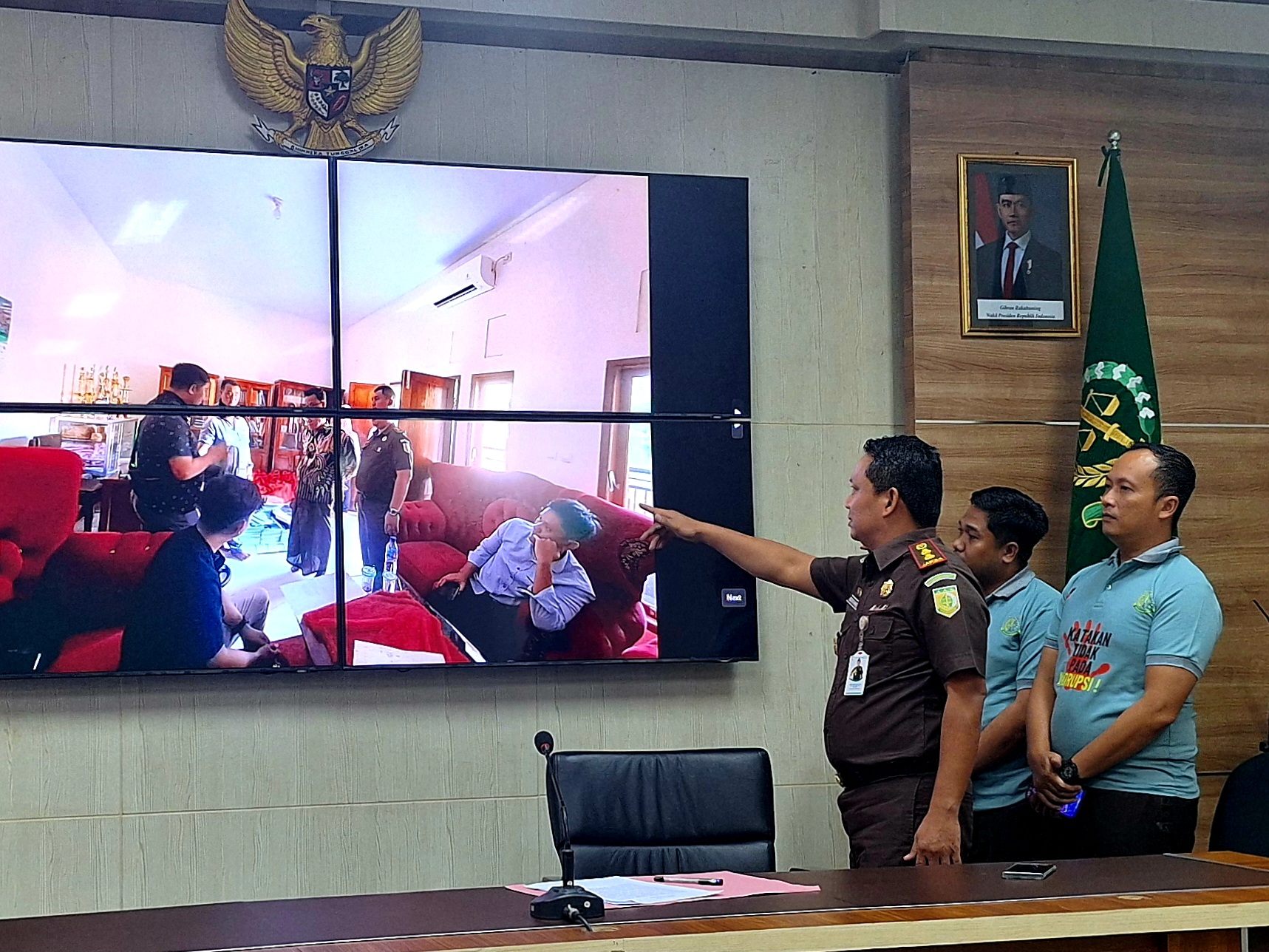 Penyidik Kejaksaan Negeri Kabupaten Pasuruan saat menunjukkan foto penyelidikan dugaan korupsi 22 PKBM di Kabupaten Pasuruan.