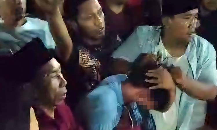 DIMASSA: Terduga pelaku pencurian, AB, saat diarak massa. Ia digebuki massa lantaran geram dengan ulahnya.