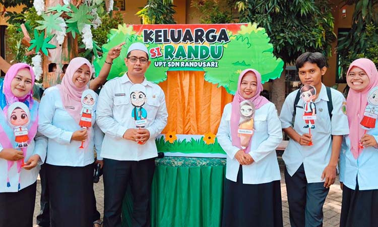 Para guru di SDN Randusari saat mendongeng Si Randu.