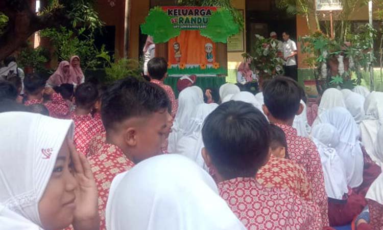 Sejumlah siswa asyik mendengarkan dongeng Keluarga si Randu.