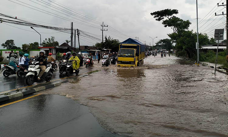 SEMPAT TERGENANG: Jalan nasional Malang-Surabaya, Dusun Buluagung, Desa Sengonagung, Kecamatan Purwosari yang sempat tergenang oleh banjir.
