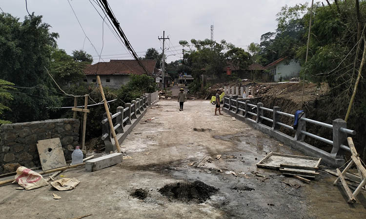 TERSAMBUNG: Jembatan Bulukandang yang tengah dalam pengerjaan. Saat ini, sudah memasuki tahap finishing.