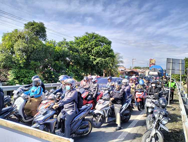 MACET: Sejumlah pengendara mengantre untuk melintas di Jembatan Pajarakan, Selasa (10/12) pagi.