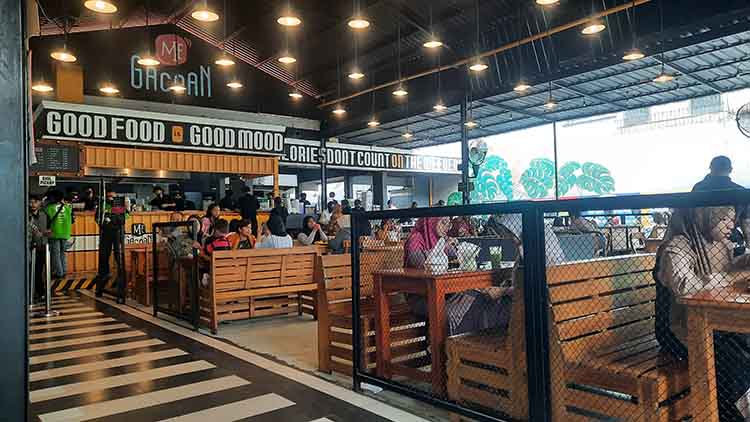 SUMBER PAD: Sejumlah warga menikmati mi di Mie Gacoan Probolinggo, yang bermasalah dengan pajak restoran.