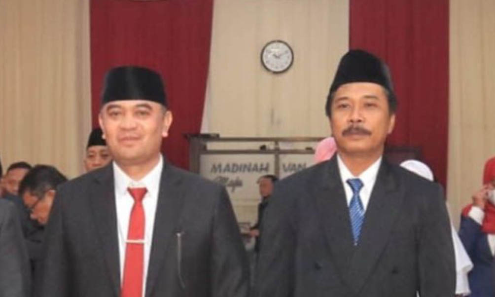 TERSANDUNG KASUS: Direktur PDAM Tirta Umbulan Yoyok Widoyoko (kanan) bersama Lucky Danardono yang menjadi dewan pengawas, saat dilantik Juli silam.