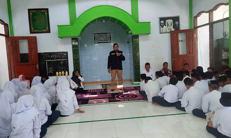 EDUKASI: Kasi Humas Polres Pasuruan Iptu Joko Suseno saat mengedukasi kalangan pelajar agar tidak terjerumus pada kelompok yang bersifat negatif.