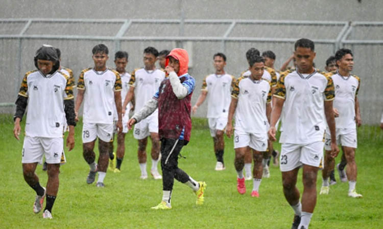 LATIHAN TERAKHIR: Samsuddin Batola melatih skuad Persewangi, Kamis (11/12) sore.