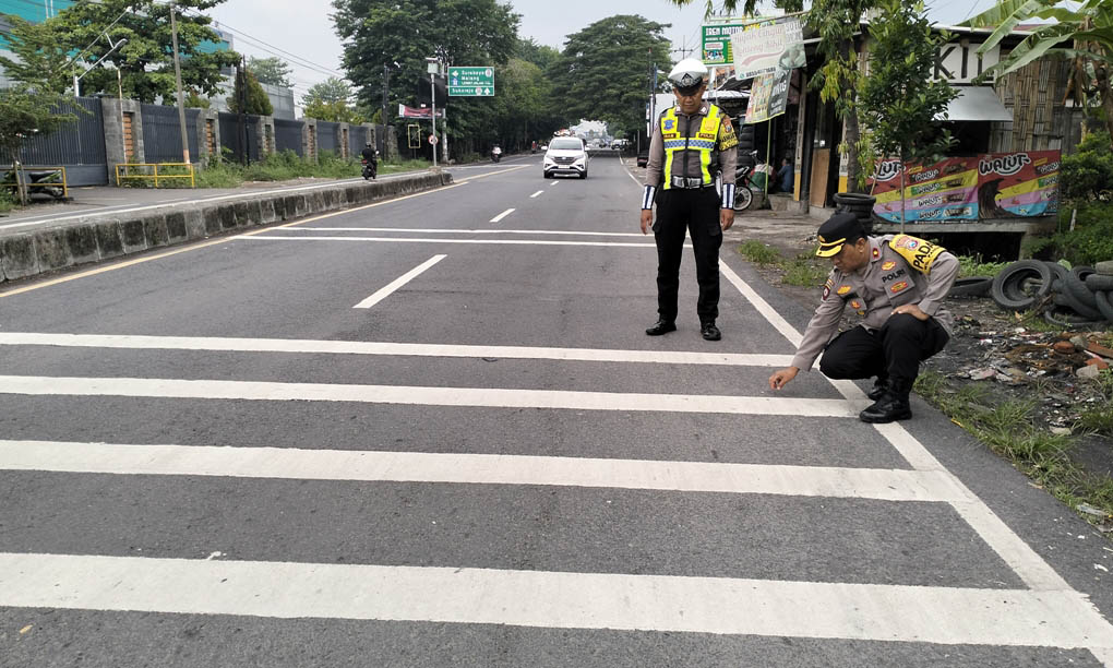 USANG: Pita kejut yang ada di jalan RA Kartini, Dusun Kalitengah, Desa Karangjati, Kecamatan Pandaan, perlu dibenahi. Hal ini untuk meminimalisir aksi balap liar.
