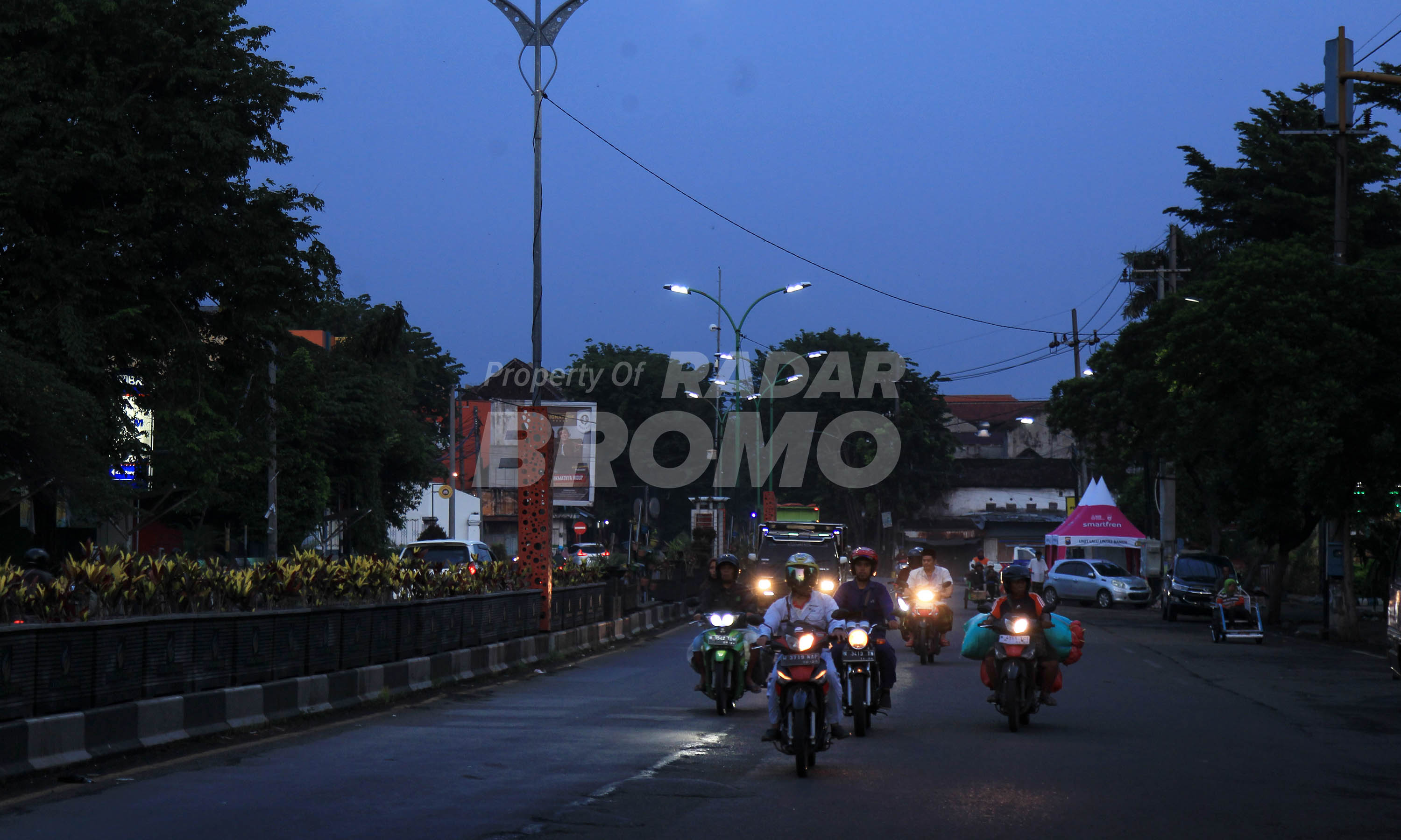 TERANCAM REDUP: Gemerlap lampu PJU di wilayah Bangil. Tahun depan, cayaha lampu PJU di wilayah Kabupaten Pasuruan terancam tak bisa menyala maksimal. Lantaran anggaran pemeliharaannya terbatas.