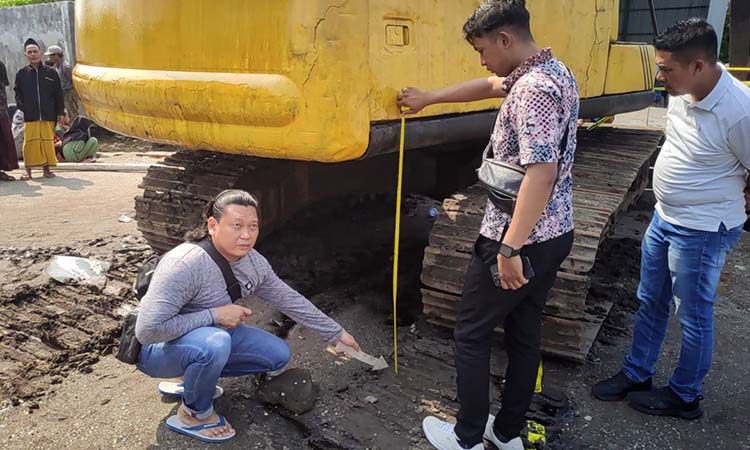 Petugas kepolisian saat melakukan olah TKP kecelakaan kerja di PT Tri Setia Cipta Persada di Desa Watuprapat, Kecamatan Nguling, Kabupaten Pasuruan.