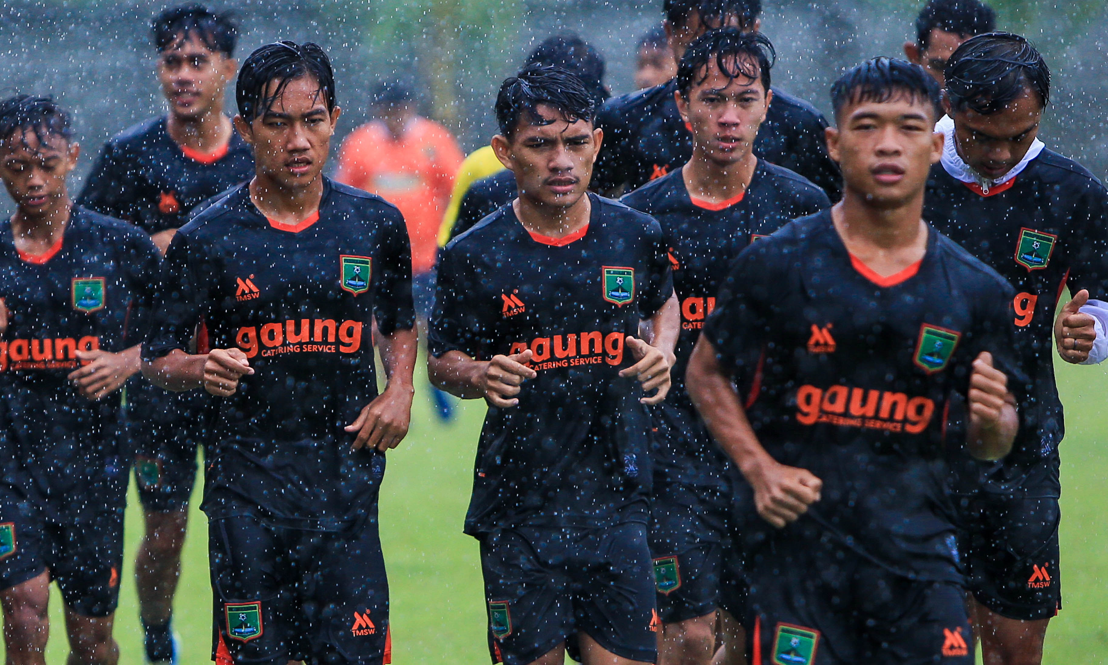 LATIH FISIK: Skuadra Persekabpas berlatih di Gelora Samudera, Badung. Sore nanti Laskar sakera akan menghadapi PSM Madiun.