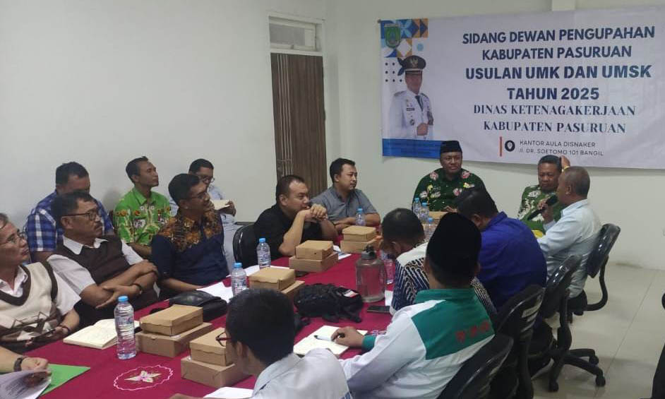SUDAH DITENTUKAN: Sidang Dewan Pengupahan Kabupaten Pasuruan di aula Disnaker di Bangil.