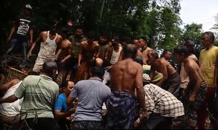 TEGANG: Suasana proses evakuasi bocah yang hanyut terbawa arus sungai yang deras.