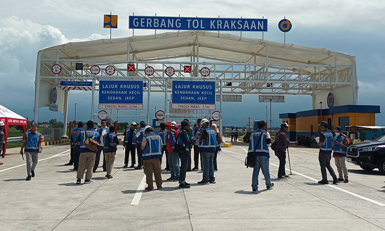 DIBUKA GRATIS: Direktur Utama PT Jasamarga Probolinggo Banyuwangi (JPB) Adi Prasetyanto meninjau Gerbang Tol Kraksaan, Jalan Tol Probowangi, kemarin sebelum dioperasikan 16 hari selama libur Nataru.