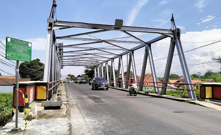 BENGKOK: Ikatan angin Jembatan Pajarakan bengkok setelah terbentur muatan berat kendaraan akan diganti. Selama pengerjaan jembatan akan ditutup total.