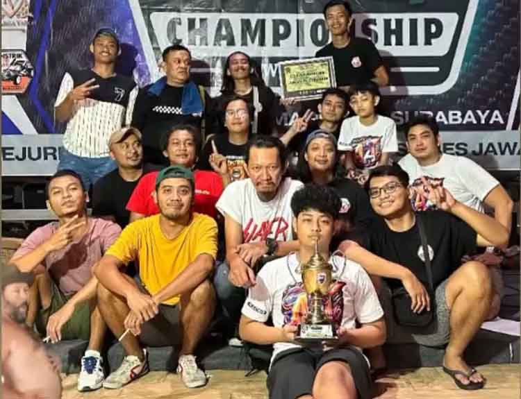 CALON PENERUS: Allaric, anak Endi Suhendi Sain memegang piala juara lomba yang diikutinya bersama sang ayahnya.