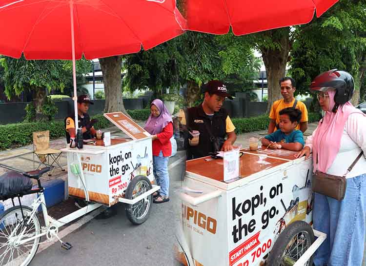 MENJANJIKAN: Sejumlah warga menikmati kopi keliling yang kini banyak ditemukan di Jalan Suroyo, Kota Probolinggo.
