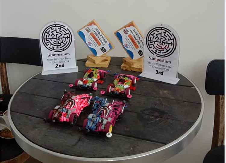 BUKTI JUARA: Sejumlah Tamiya dan trofi penghargaan yang diraih Endi Suhendri Sain dari ajang balap Tamiya.