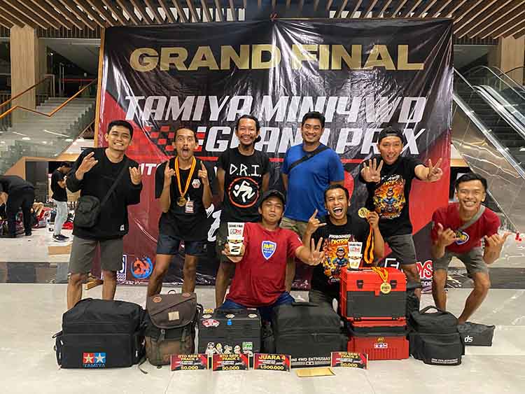 JUARA: Tim Distrik Mini 4WD menangkan juara 4 di Final Grand Prix FN Toys Bondowoso, Minggu (27/10). Endi Suhendri Sain (kaus biru tengah) dan Dimas Nuzul (kaus merah kanan) masuk dalam tim ini.