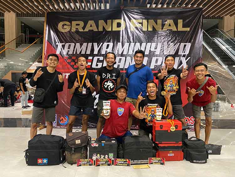 JUARA PROVINSI: Tim Distrik Mini 4WD meraih juara 2 Kejurprov Indonesia Damper Class Championship, Surabaya, Juni lalu.