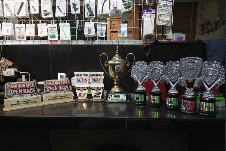 PRESTASI: Sederet trofi dan piala yang diraih oleh Dimas Nuzul dalam balap Tamiya.