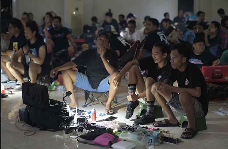 BERUNDING: Tim Distrik Mini 4WD berunding untuk menentukan Tamiya yang akan dipakai dalam babak selanjutnya pada pertandingan Open Race Damper Style Lumajang, Oktober lalu.