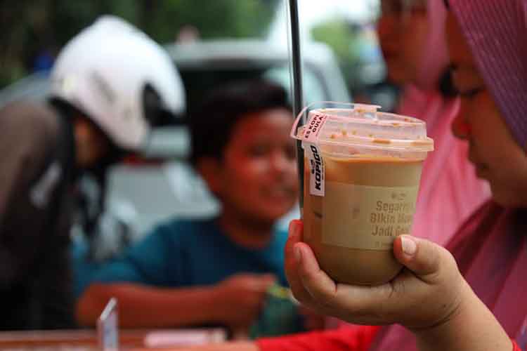 TAK MELULU PANAS: Warga menikmati kopi keliling yang adem.