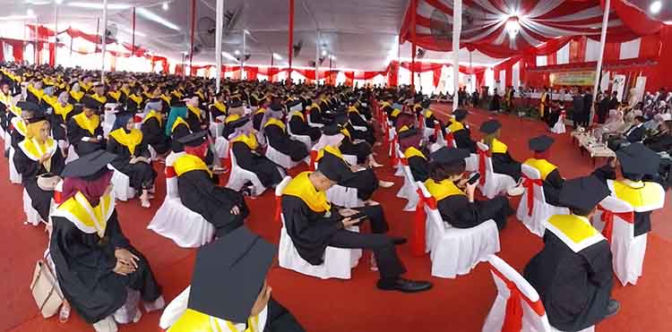 WISUDA: Sejumlah 357 wisudawan dari UPM Probolinggo resmi bergelar sarjana. Begini suasana Rapat Terbuka Senat Wisuda XXXIII TA 2023/2024 yang digelar di halaman Kampus UPM Probolinggo, Sabtu (14/12).
