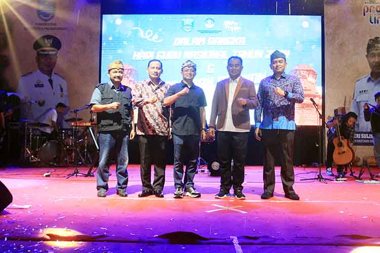 KOMPAK: Pj Bupati Probolinggo H. Ugas Irwanto, S.Sos., M.Si. bersama anggota Forkopimda dan Plt. Asisten Administrasi Perekonomian dan Pembangunan Saniwar, berfoto bersama usai peresmian.