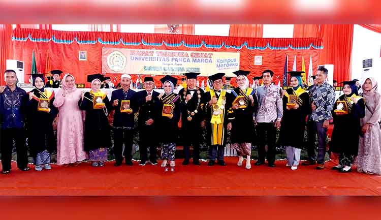 TERBAIK : Inilah para wisudawati terbaik dimasing2 prodi dan terbaik tingkat kampus, saat foto bersama rektor Prof. Dr. Haris, Sabtu (14/12).