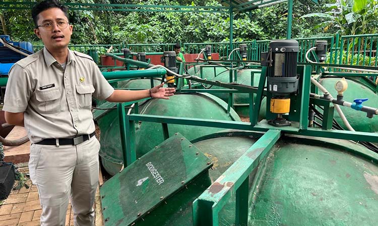 TABUNG BIOGAS: Staf Seksi Sarana Prasarana TMR Dwiko Adam menjelaskan proses pengolahan limbah dan kotoran satwa di tabung biodigester PLTSa Biogas. (HA Suyuti/Radar Bromo)