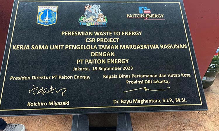 KERJASAMA: Prasasti peresmian program Waste to Energy (WTE) antara PT Paiton Energy dengan Unit Pengelola Taman Margasatwan Ragunan. (HA Suyuti/Radar Bromo)
