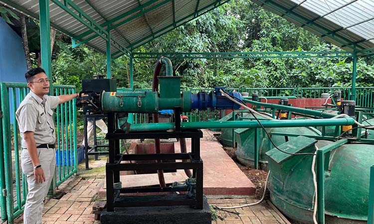 TABUNG BIOGAS: Staf Seksi Sarana Prasarana TMR Dwiko Adam menjelaskan proses pengolahan limbah dan kotoran satwa di tabung biodigester PLTSa Biogas. (HA Suyuti/Radar Bromo)