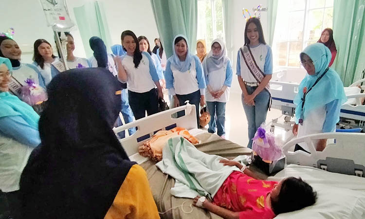 SAPA PASIEN ANAK: Ketua Dewan Pembina IAPI Jatim saat menyapa pasien anak. Ia didampingi Direktur RSUD Bangil serta finalis Puteri Indonesia dan istri Kapolres Pasuruan serta istri Dandim Pasuruan.