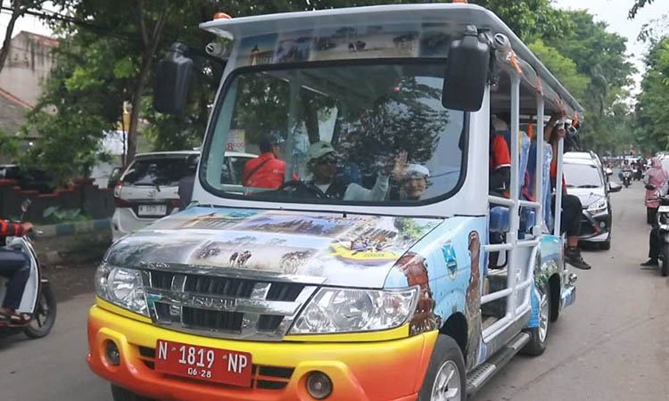 UJI COBA: Pj Bupati Probolinggo Ugas Irwanto mengendarai kendaraan wisata, Sabtu (14/12) lalu.