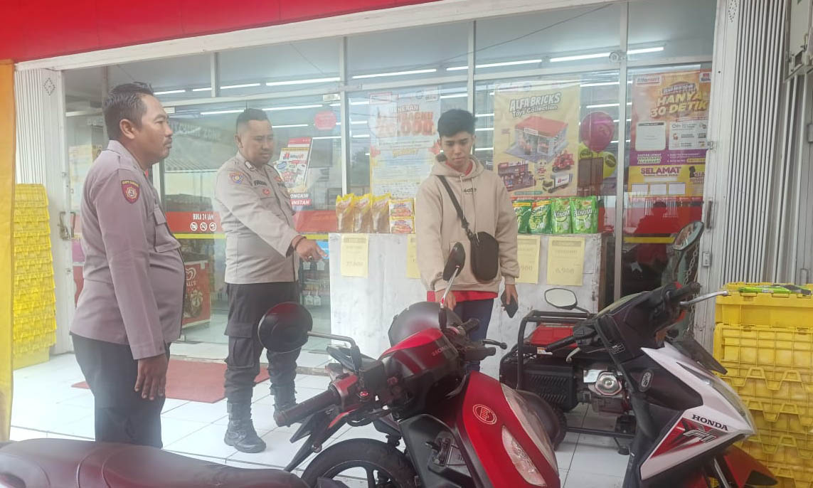 CARI PETUNJUK: Petugas kepolisian Polsek Wonoasih saat melakukan olah TKP pada salah satu toko waralaba di Kelurahan Sumber Taman, Kecamatan Wonoasih, Kota Probolinggo, Minggu (15/12).