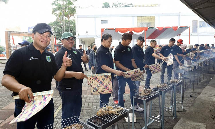 SEMARAK: Kemeriahan Festival Pasuruan Mbakar Iwak di Taman Dayu Pandaan yang menyedot ribuan peserta dan pengunjung. Salah satunya Pj Bupati Pasuruan Nurkholis (depan) yang ikut Mbakar Iwak bareng.