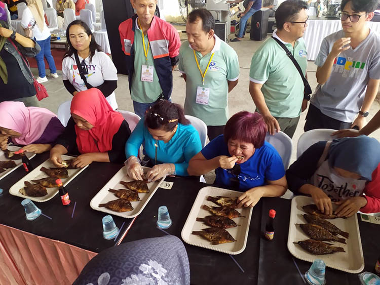 SERU: Antusias peserta mukbang ikan bakar nila merah dalam Festival Pasuruan Mbakar Iwak kemarin (15/12).