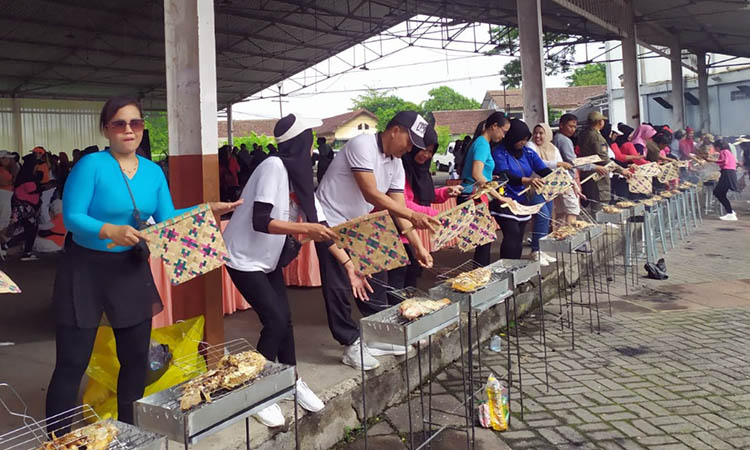 RAMAI: Kemeriahan Festival Pasuruan Mbakar Iwak menyedot peserta dari masyarakat umum.