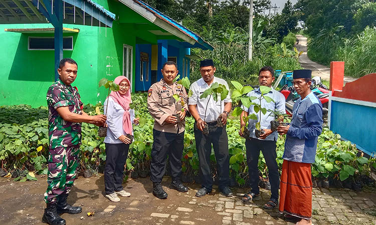 KETAHANAN PANGAN: Kepala Desa Seneng Supaidi (tengah berkopiah) menyalurkan bibit pohon kepada warga untuk mewujudkan ketahanan pangan.&nbsp;(Pemdes Seneng For Jawa Pos Radar Bromo)